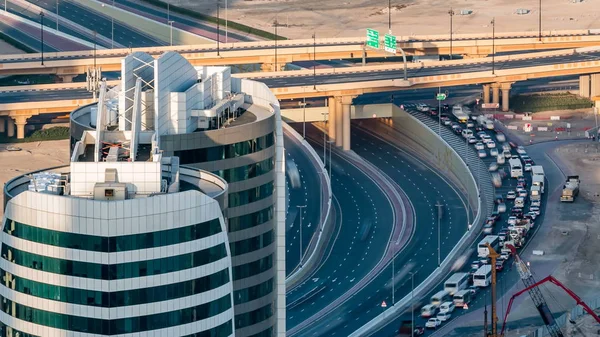 阿联酋迪拜的一个公路交叉口的空中景观 日落时 交通时间已过 从顶部看 有现代化的塔和桥 — 图库照片