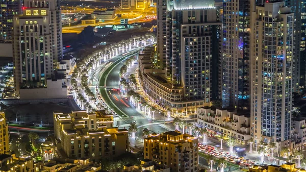 Вид Сверху Дорогу Центре Дубая Ночным Трафиком Метролином Освещенными Небоскребами — стоковое фото