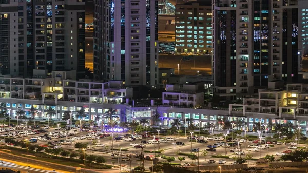 Gece timelapse gece trafik ve ışıklandırılmış gökdelenler, ofis binaları ve yakınındaki Park kura ile büyük modern bir şehir doğal hava görünümünü. İş bay, Dubai, Birleşik Arap Emirlikleri.