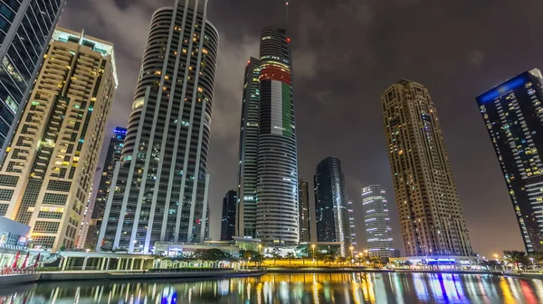 Gökdelenler, avuç içi ile waterfront Timelapse hyperlapse gece görünümü. Konut Jumeirah Gölü kulelerinde Dubai, Birleşik Arap Emirlikleri. Jlt 79 kuleleri 3 yapay göl ve park ile oluşan büyük bir gelişmedir. Set görüntülemek