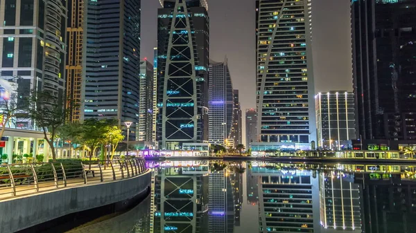 Zeitraffer Nachtsicht Auf Wolkenkratzer Wasser Mit Palmen Wohnhäuser Jumeirah Lake — Stockfoto