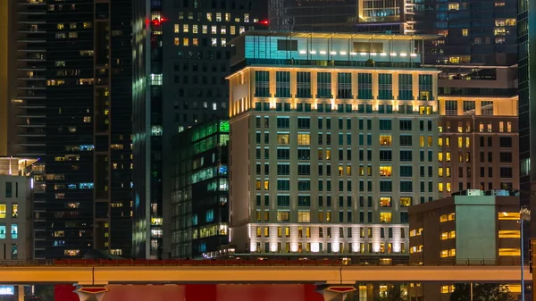 ダウンタウンドバイの塔の夜のタイムラプス 高層ビルが並ぶシェイク ザイード通りの眺め 地下鉄路線への交通 光と道を点滅させる — ストック写真