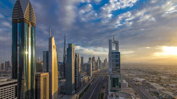Дубайские Небоскребы Имеют Вечернее Время Захода Солнца Подсветкой Стекле Станция — стоковое фото