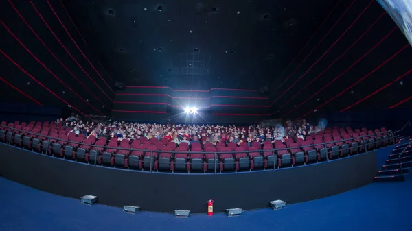 Spettatori Riempire Sala Cinematografica Guardare Film Timelapse Cinema Sedie Rosse — Foto Stock