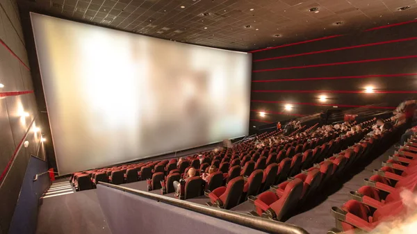 莫斯科 Jauary 2017 观众填满戏院大厅并且观看电影剧院 Timelapse 的影片 红色椅子和大屏幕 — 图库照片