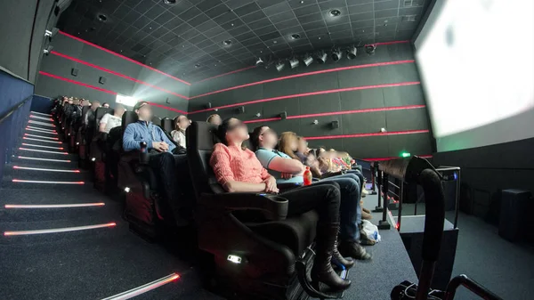 莫斯科 Jauary 2017 观众填满戏院大厅并且观看电影剧院 Timelapse 的影片 红色椅子和大屏幕 — 图库照片