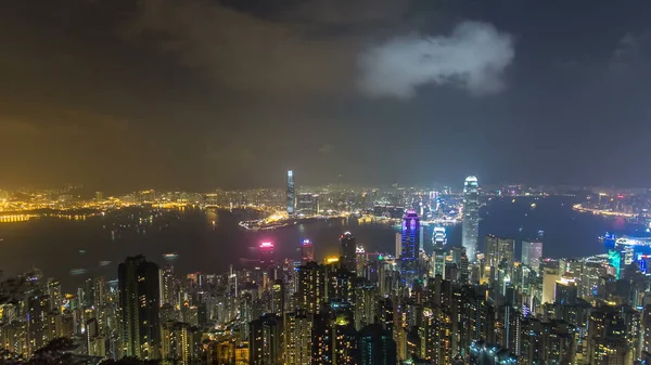 Hong 香港城市天际线间隔拍摄夜晚的维多利亚海港和水从山顶上看被灯光照亮的摩天大楼 — 图库照片