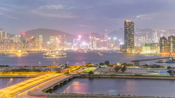 于天晚上过渡至港 Hong 查看从九湾市中心游戏中时光倒流与广角从屋顶 — 图库照片