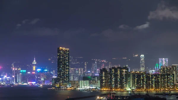 九湾市中心游戏中时光倒流与激光灯光秀从屋顶 城市天际线上背景 Hong 香港夜 — 图库照片