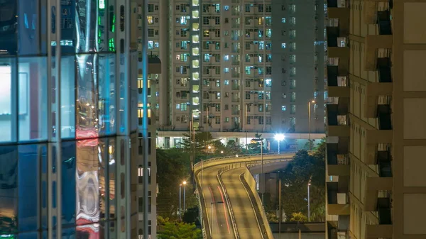 Vista Superior Concurrida Noche Tráfico Carretera Entre Torres Timelapse Urbano —  Fotos de Stock