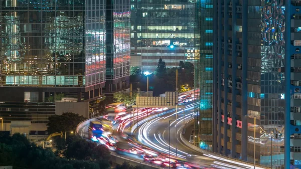 Draufsicht Auf Geschäftigen Verkehr Nacht Auf Der Straße Zwischen Türmen — Stockfoto