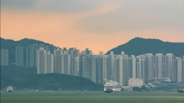 在维多利亚港游戏中时光倒流与早晨的 Hong 香港天际线在日出后游轮多云的天气 从九龙 — 图库照片