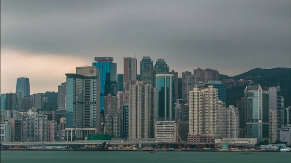 Hong 香港的天际线在维多利亚港游戏中时光倒流早上与在多云的天气 在日出后的塔 从九龙 — 图库照片