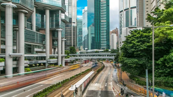 Hong 香港汽车和电车交通游戏中时光倒流脂塔 Hong 香港中央区附近 摩天大楼 令人惊叹的一天从桥和 Hong 香港的天际线 — 图库照片