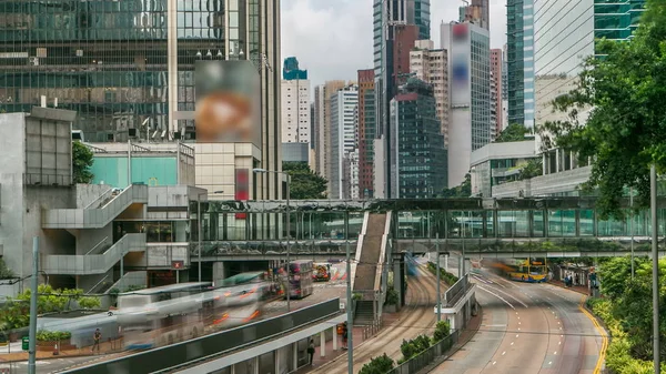 Hong 香港汽车和电车交通游戏中时光倒流 Hong 香港中央区 摩天大楼 行人天桥 令人惊叹的天视图从桥和 Hong 香港的天际线 — 图库照片