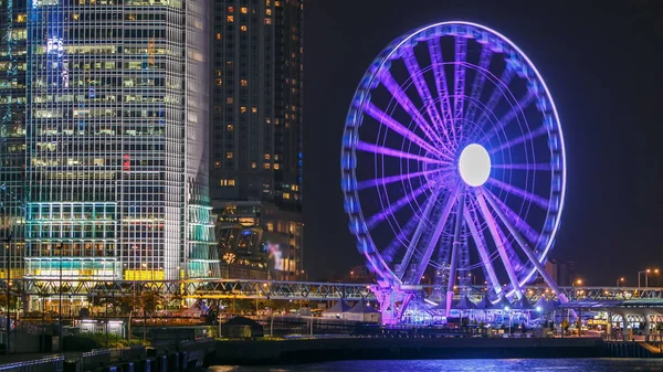 摩天大楼晚上游戏中时光倒流和 Hong 香港观景轮 是这个城市最新的旅游胜地 关闭视图与路堤和反射在水面上 — 图库照片