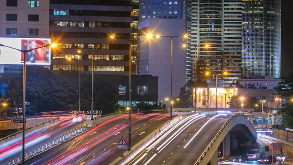 Hong Kong iş bölgesi timelapse geceleri. Bitirim İkili görünüm Köprüsü'nden, ana yol boyunca yoğun trafik ve arka şirket binasında. 4k