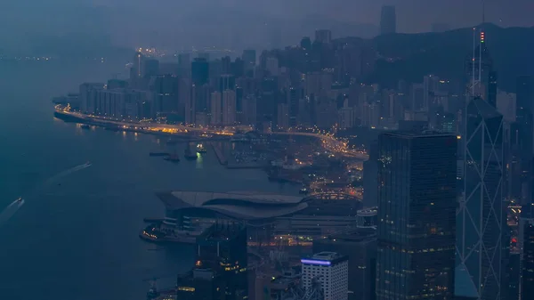香港的著名雾景从夜到天的过渡 Timelapse 从维多利亚峰 在日出前用五颜六色的云彩在九龙湾拍摄 高层建筑的密度在这次拍摄中是显而易见的 — 图库照片