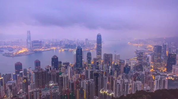 香港的著名观从夜到天的过渡 Timelapse 从维多利亚山顶 在日出前用五颜六色的云彩在九龙湾拍摄 高层建筑的密度在这次拍摄中是显而易见的 — 图库照片