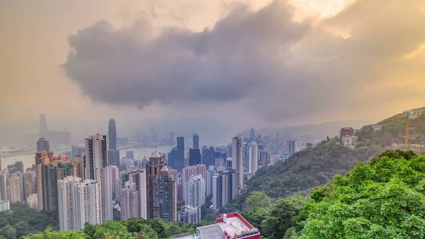 香港从维多利亚山顶 Timelapse 的著名景色 日出时 太阳爬上九龙湾 高层建筑的密度在这次拍摄中是显而易见的 — 图库照片