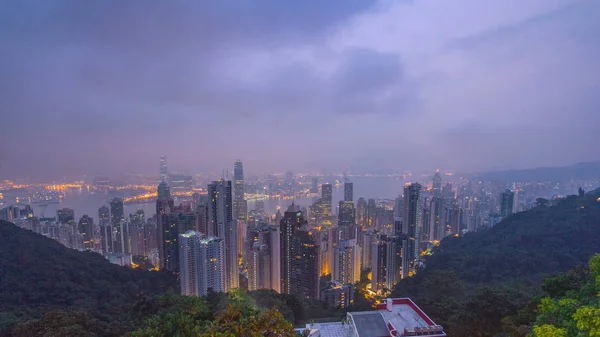 香港的著名观从夜到天的过渡 Timelapse 从维多利亚山顶 在日出前用五颜六色的云彩在九龙湾拍摄 高层建筑的密度在这次拍摄中是显而易见的 鱼眼4K — 图库照片