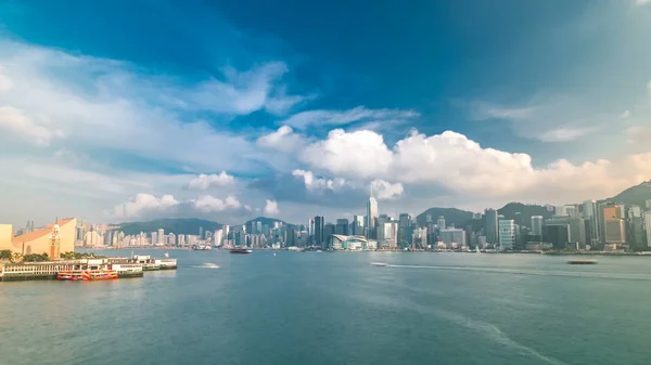 香港海港全景城市景观 Timelapse 与蓝色多云天空 中央区 维多利亚港 维多利亚山顶 香港岛和九龙 广角视图 — 图库照片