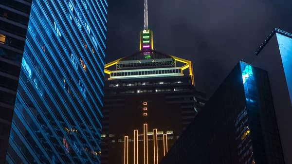 Bliska Widok Futurystyczny Wieżowce Ich Lampki Jak Widać Nocy Dołu — Zdjęcie stockowe