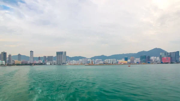 查看天星维港游戏中时光倒流 Hyperlapse Drivelapse 从其他船舶航行 Hong 香港作为背景的天际线 — 图库照片