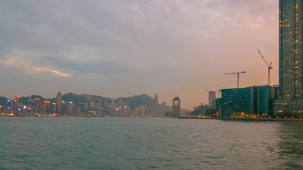 查看天星维港游戏中时光倒流 Hyperlapse Drivelapse 从其他船舶航行 Hong 香港作为背景在日落时分的天际线 — 图库照片