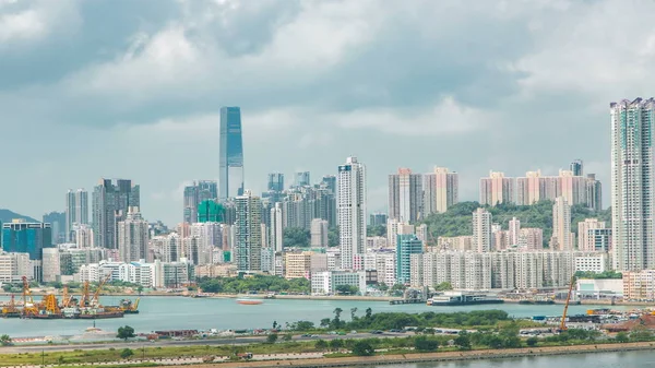 在天与云背后金融城市过程中的现代摩天大楼 从九龙湾香港城市屋顶景观建筑的俯视图 — 图库照片