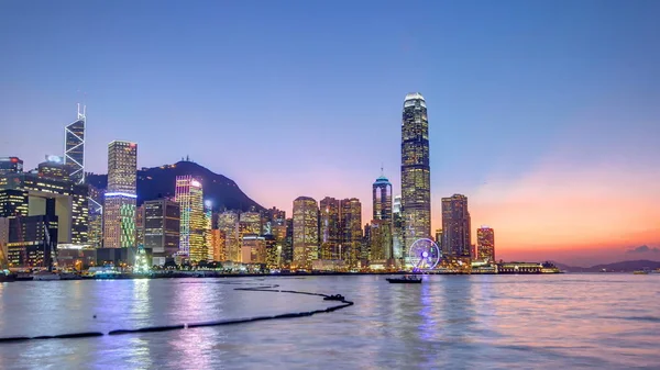 香港, 中国天际线全景与摩天大楼从横跨维多利亚港 timelapse. — 图库照片