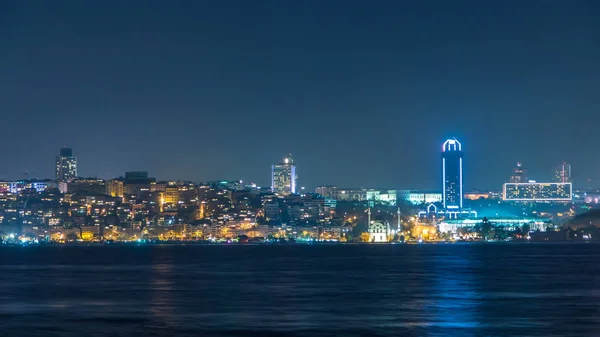 Ночной Хронометраж Района Бизиктас Некоторыми Небоскребами Истанбуле Взятый Азиатской Части — стоковое фото