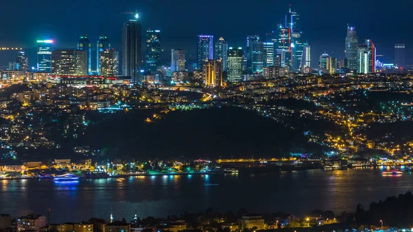 Çamlıca tepe üzerinde şehrin Asya bölümünden alınan istanbul'daki bazı gökdelenler ile Beşiktaş bölgesinin gece timelapse üstten görünüm. Boğaz'ın su yansıması