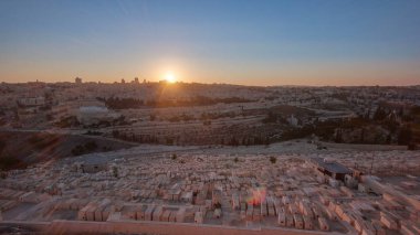 Gün batımı timelapse City'de Zeytin Dağı kaya kubbe ile üzerinden Jerusalem panorama görünüm. Alt yamacında dünyanın en büyük Yahudi mezarlığı