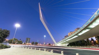 Santiago Calatrava gece timelapse hyperlapse Kudüs'e giriş köprünün görünümünü. Yolda trafik