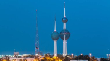 Kuveyt - Mart 2017 yaklaşık: Yukarıdan gece geçiş timelapse geceleri - Kuwait City en iyi bilinen landmark aydınlatılmış için Kuveyt kuleleri günün. Kuveyt, Orta Doğu.