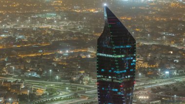 Kuveyt - Mart 2017 yaklaşık: Kuwait City cityscape en iyi gece timelapse Kuveyt başkentidir. Metropol bölgesinde 2,38 milyon nüfusu vardır. Basra Körfezi kıyısında yer alan.