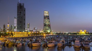 Sharq Marina 'da yatlar ve tekneler. Kuveyt' te gece gündüz modern kuleleri olan geçiş dönemi hızlandırılmış. Kuveyt Şehri, Orta Doğu. Köprüden görüntüle