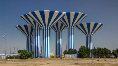 Kuveyt - Mart 2017 yaklaşık: Mavi ve beyaz su kuleleri Kuveyt timelapse hyperlapse, Orta Doğu. Mavi gökyüzü ve arka plan üzerinde Camii