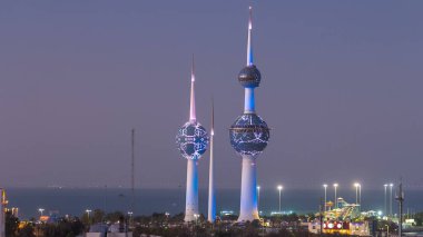 Kuveyt - Mart 2017 yaklaşık: Yukarıdan gece geçiş timelapse geceleri - Kuwait City en iyi bilinen landmark aydınlatılmış için Kuveyt kuleleri günün. Kuwait, Orta Doğu. Avuç içi ve sisli hava, lunapark ile göster.