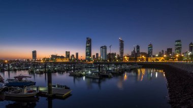 Sharq Marina 'da yatlar ve tekneler. Kuveyt' teki geçiş zamanı gece gündüz gökyüzü. Kuveyt Şehri, Orta Doğu. Modern kuleler suya yansıyor