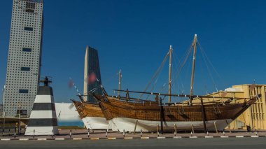 Tarihi dhow timelapse hyperlapseat Kuveyt Denizcilik Müzesi gemi. Kuwait, Orta Doğu. Arka plan mavi gökyüzü ile gökdelenler