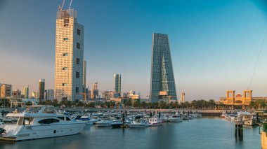 Yat ve tekne Sharq Marina'da sabah timelapse gündoğumu sonra Kuveyt'te liman. Kuveyt City, Orta Doğu. Modern kuleleri reflectied su
