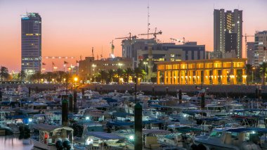 Sharq Marina 'da yatlar ve tekneler. Kuveyt' teki geçiş zamanı gece gündüz gökyüzü. Kuveyt Şehri, Orta Doğu. Modern kuleler suya yansıyor