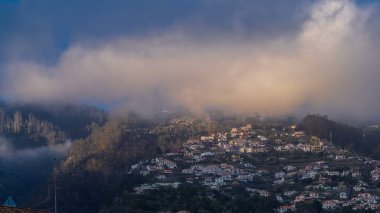 Funchal, Madeira, Portekiz timelapse Hill'de beyaz evler üzerinden günbatımı