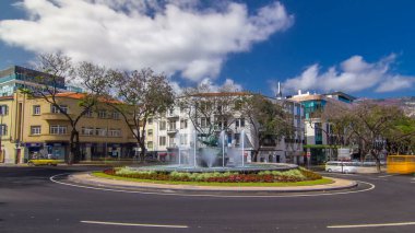 Madeira ve çeşme ile dünya timelapse hyperlapse mavi bulutlu gökyüzü 4k ile Funchal şehrin sokakları