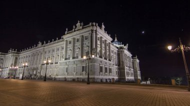 Royal Palace of Madrid (Palacio Real de Madrid) timelapse hyperlapse gece. 1738 ve 1755 arasında Barok ve neo-klasik stilleri Kral Philip'in tarafından inşa.