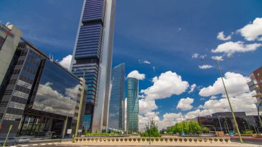 gökdelenler timelapse hyperlapse dört Towers iş alanında en yüksek gökdelenler Madrid ve İspanya ile - Torre eren, Torre de Cristal, Torre Pwc ve Torre Caja Madrid-4 k