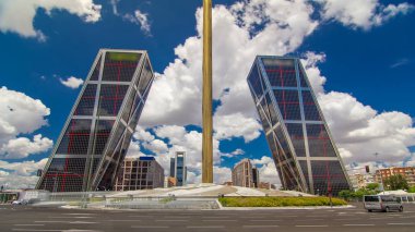 Madrid, İspanya - Mayıs 2016 yaklaşık: Kio kuleleri veya ağ geçidi Avrupa timelapse hyperlapse Plaza de Castilla mavi bulutlu gökyüzü, Madrid, İspanya İspanya'nın ev Bankia ile.