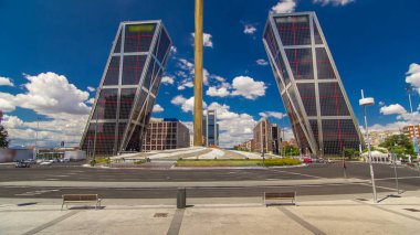 Madrid, İspanya - Mayıs 2016 yaklaşık: Kio kuleleri veya mavi bulutlu gökyüzü, Madrid, İspanya İspanya'nın ev Bankia ile Plaza de Castilla üzerinden Avrupa ağ geçidi timelapse.